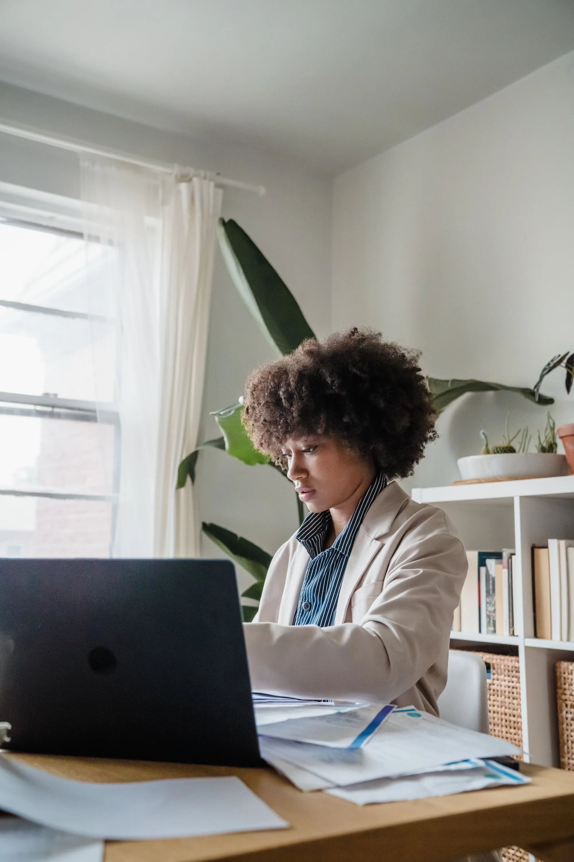 Une dirigeante analyse ses documents de travail à son bureau